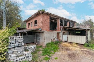 House in Carretera pernus 0. Casa a reformar con nave y terrenos.