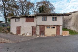 Maison  Robleu 0. Dos casas para reformar en el corazón de piloña con vistas a los
