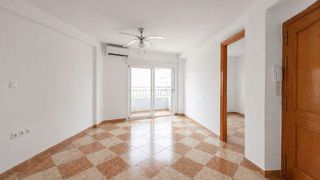 Piso en Jaul 82. Amplio y luminoso piso en avenida del mediterráneo, almería