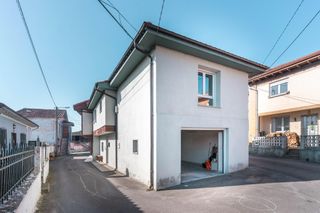 Casa a schiera in Lugar areñes 105. Bonita casa reformada con garaje sin finca en zona centro de ast