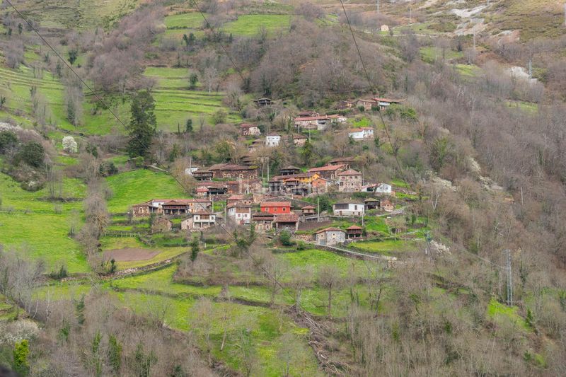 Foto c9aec8fb-6fa6-40f0-83a9-3e1058ac5ec0. Casa amb calefacció a Somiedo
