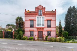 Maison à Avenida avenida serantes. Casa de indianos. un viaje a 1921 que hoy puede ser tu hogar