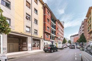 Piso en Calle armando alvarez palacio 11. Piso de 3 habitaciones en 5ª planta en el barrio de fozaneldi ov