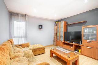 Appartement  Calle de eleuterio quintanilla 27. Piso de 3 habitaciones para entrar a vivir con ascensor en el ll