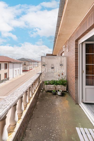 Foto aea07649-7cbb-4164-a70e-98e8569bd369. Edifici a calle espolon abajo 6 a Bercianos del Páramo
