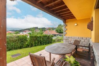 Xalet a Ribadesella. Chalet con vistas privilegiadas, privacidad y jardín junto a rib