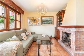 Xalet a Ribadesella. Chalet con vistas privilegiadas, privacidad y jardín junto a rib