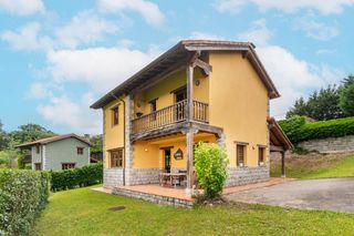 Chalet à Ribadesella. Chalet con vistas privilegiadas, privacidad y jardín junto a rib