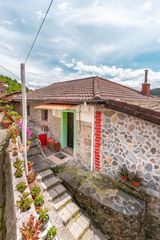 Casa adosada en Lugar meruxal,el 40. Casa de piedra  3 hab y 2 baños, tejado nuevo y finca edificable