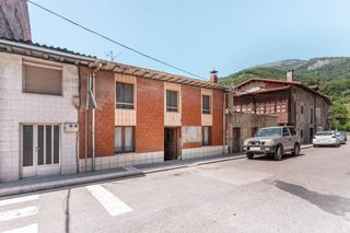 Semi detached house in Medico felipe canseco 4. Casa adosada para reforma integral en el centro de campomanes.