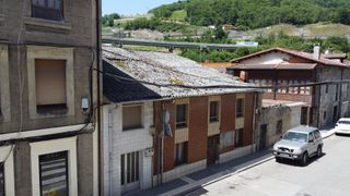 Casa adosada en Medico felipe canseco 4. Casa adosada para reforma integral en el centro de campomanes.