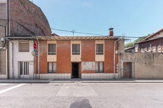 Reihenhaus  Medico felipe canseco 4. Casa adosada para reforma integral en el centro de campomanes.