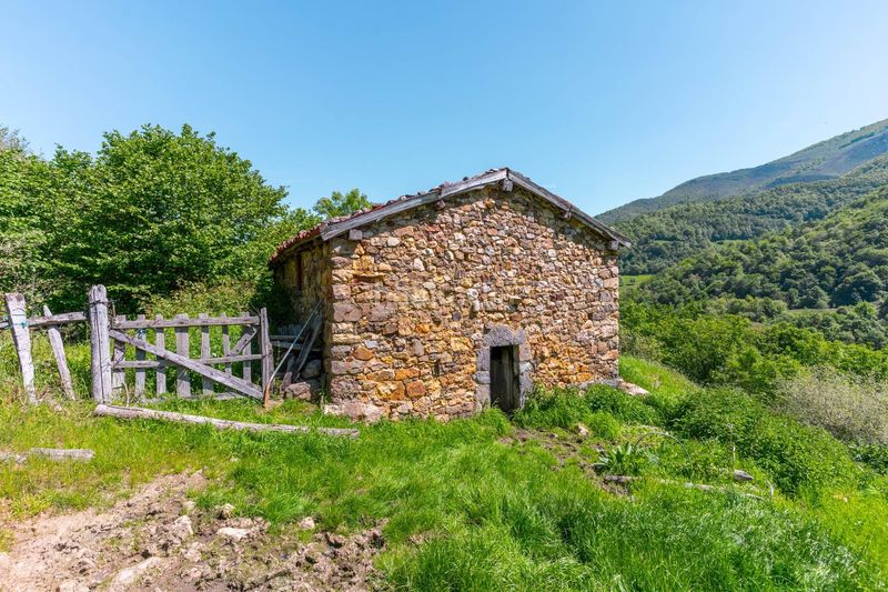 Foto a1b12ddb-3fa9-4097-a5e3-b1f341f3f415. Casa a Quirós