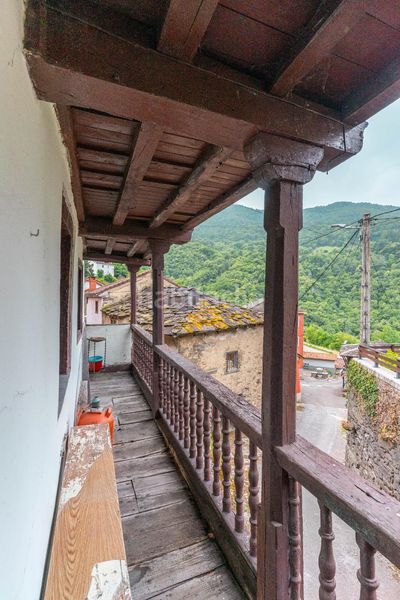 Foto 981d7f0d-4388-4895-adbb-2211b375ac4d. Casa adossada a Aller