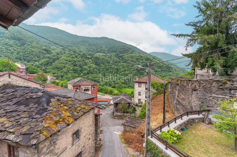 Foto a0286597-7dcd-43cf-992c-0142465aba56. Casa adossada a Aller