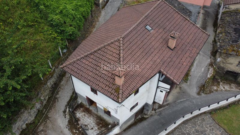 Foto a2dd45d9-be31-4023-83e5-664119ca281f. Casa adossada a Aller