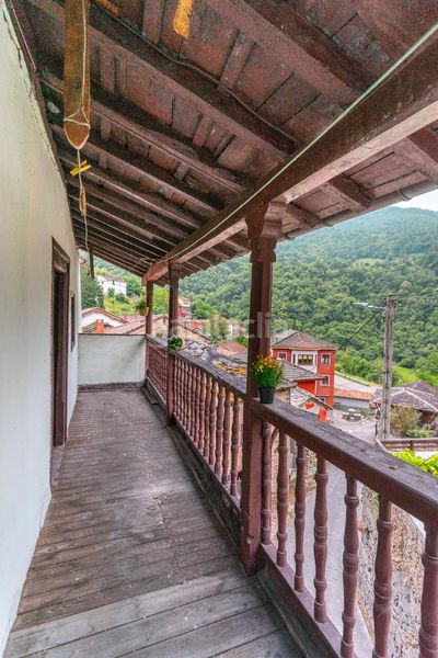 Foto a56a8bed-9a4a-44ae-80ea-6b4f7c73f776. Casa adossada a Aller