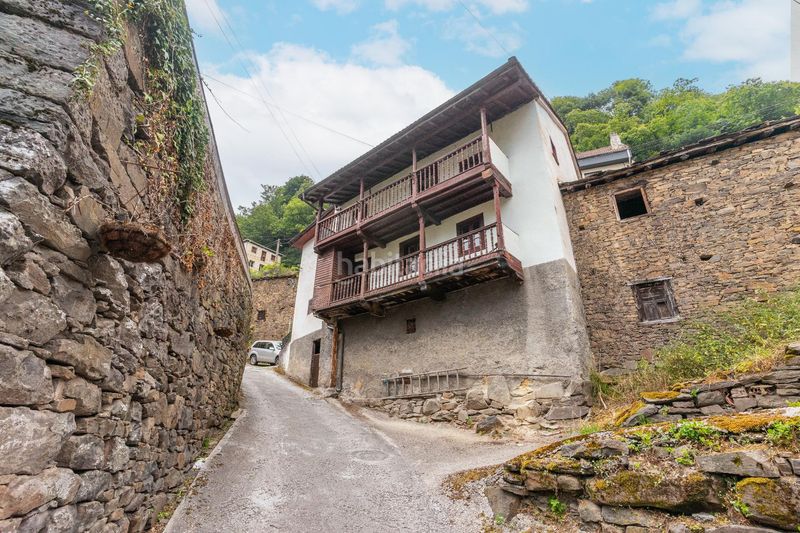 Foto cad66feb-a684-437c-a72b-3a263639eb2c. Casa adossada a Aller