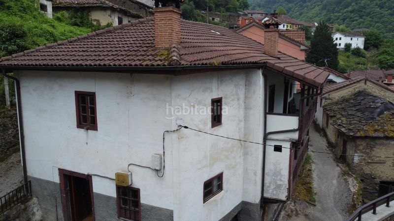 Foto d8299fc7-9e25-480c-a49a-17773767b5e4. Casa adossada a Aller