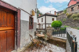Casa adossada a La reguera 63. Casa adosada con tejado renovado, 350 m2 construídos con vistas
