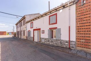 Casa a Calle de la iglesia 8. Casa con patio y finca en grisuela del paramo. espacio, tranquil