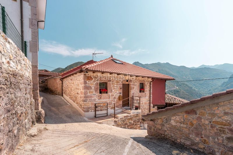 Foto e7e1a3ba-dd8e-4fdf-96a4-bca3f4bb8028. Casa amb calefacció a Somiedo