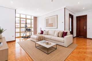 Zweistöckige Wohnung  Avenida del llano 20. Duplex de 3 habitaciones con magnífica ubicación