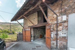 Chalet  Lugar de rioseco 176. Casa piedra con terreno en venta en rioseco