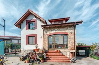 Casa  Cantos,de 6. Casa con 1.600 m2 de parcela urbana en jardín de cantos, avilés