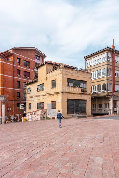 Foto 125e6d14-cfa7-4d2e-9c76-97c13e938195. Edificio in calle calle celestino castañón 3 in Aller