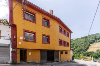 Casale  Lugar limes 55. Un edificio entero con dos viviendas independientes por el preci
