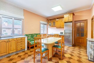 Etagenwohnung in Calle de severo ochoa 22. Piso de 4 dormitorios sin ascensor  2º en el barrio de santa mar