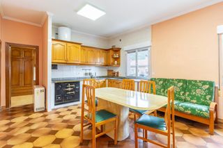 Etagenwohnung  Calle de severo ochoa 22. Piso de 4 dormitorios sin ascensor  2º en el barrio de santa mar