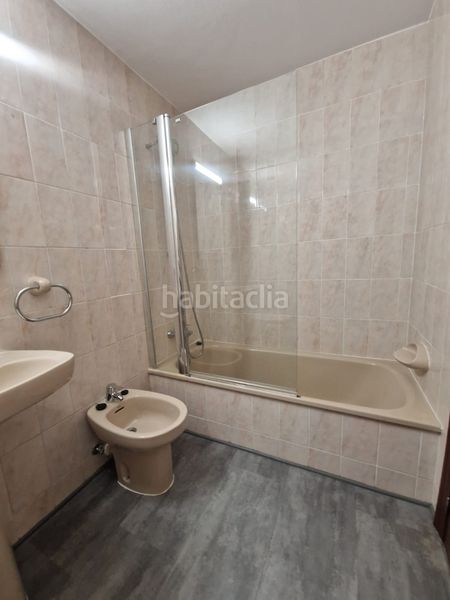 Foto b3eb8376-c18c-4d36-8620-e496e9e19408. Rent flat with heating parking in Centro Avilés