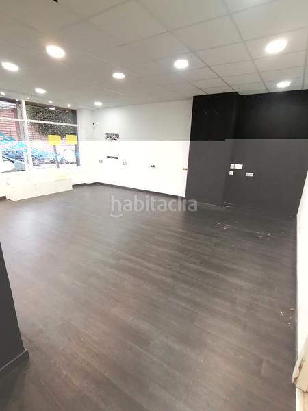 Foto 1e0c89a1-b5c4-4cb5-a752-3ac240111b5a. Alquiler local comercial  instalado con gran escaparate frente a los colegios de natahoyo en Gijón