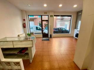 Lloguer Local Comercial a Llano. Local instalado como peluquería llano de arriba