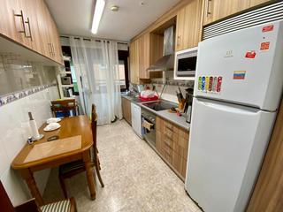 Appartamento in El Natahoyo. En el natahoyo de cuatro dormitorios y dos baños en buen estado