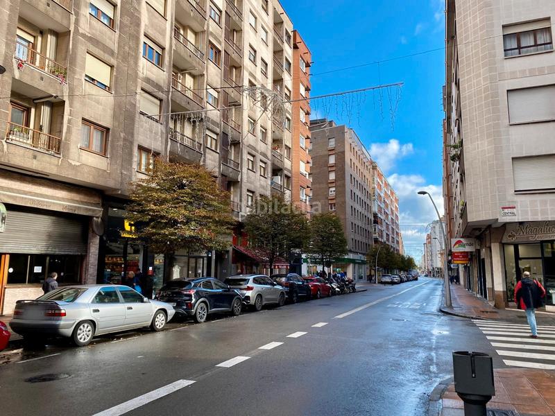 Foto 258a1b00-97fd-40cb-b7af-86e43c317974. Alquiler apartamento  impecable con terraza a la calle altura y ascensor en Gijón