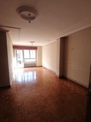 Miete Etagenwohnung in Centro. En el centro junto a la plazuela de san miguel cuatro dormitorio