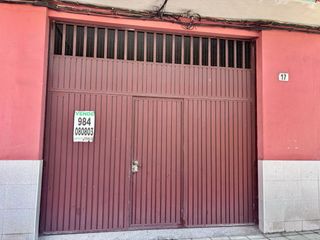 Local Comercial a La Calzada. Local instalado, esquinado, zona de paso, porton y puerta de ent