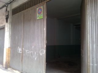 Business premise in La Calzada. Cerillero, local con posibilidad de vado nocturno al lado del pa
