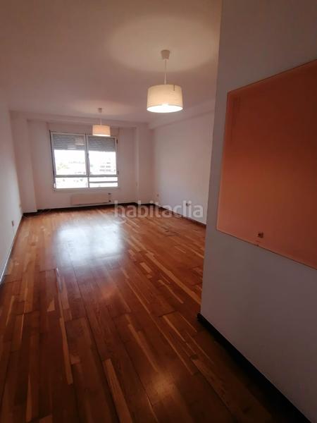 Foto 6dddfbaa-0bdc-4667-b3b7-2e41406435d7. Alquiler apartamento frente a playa del arbeyal, amplio apartamento con electrodomesticos, comunidad y trastero incluidos!! en Gijón