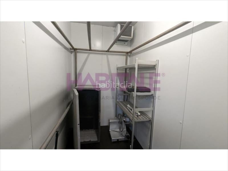 Foto efea60b9-d179-4df3-95d5-b49481dc087d. Alquiler local comercial en egia jeneralaren kalea 33 inmobiliaria diputacion alquila negocio de carniceria montadoamplio mostrador, camara frigorifica, trastienda y aseo 500 mes en Bilbao