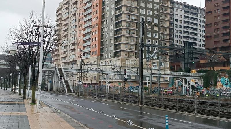 Foto c3f1f1ad-a5ba-4a72-a236-a2e606c4ebe2. Alquiler parking coche en avenida murrieta etorbidea 15 en Santurtzi