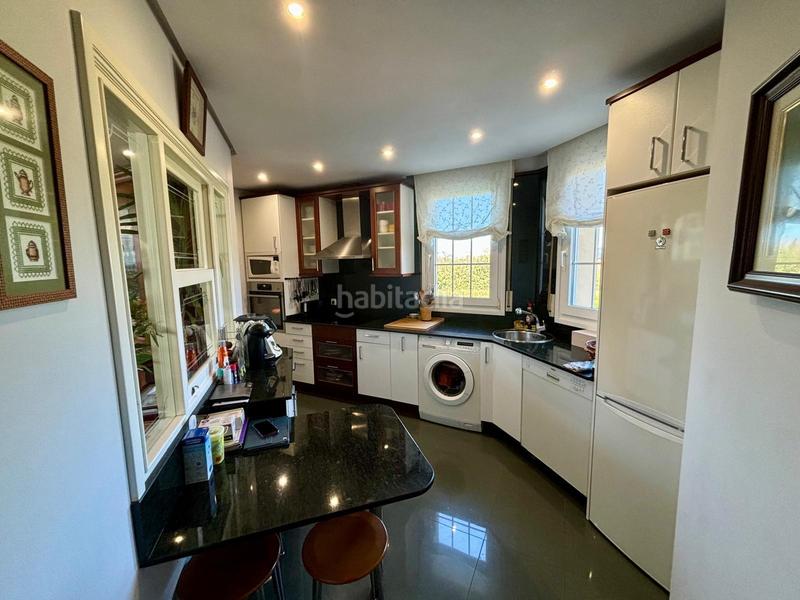 Foto ad44bedc-a93c-4217-91d6-10c90fb13425. Chalet with heating parking in santa maría de Getxo Getxo