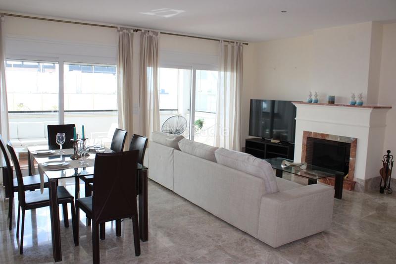 Foto d4a762c9-7144-4dc9-938b-0ccccf6a74d4. Alquiler casa adosada impresionante dúplex con vistas al mar. en Marbella