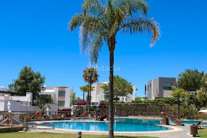 Foto d1b1c4b6-6ee3-4471-9ed6-3538f94c6d50. Alquiler casa adosada impresionante dúplex con vistas al mar. en Marbella