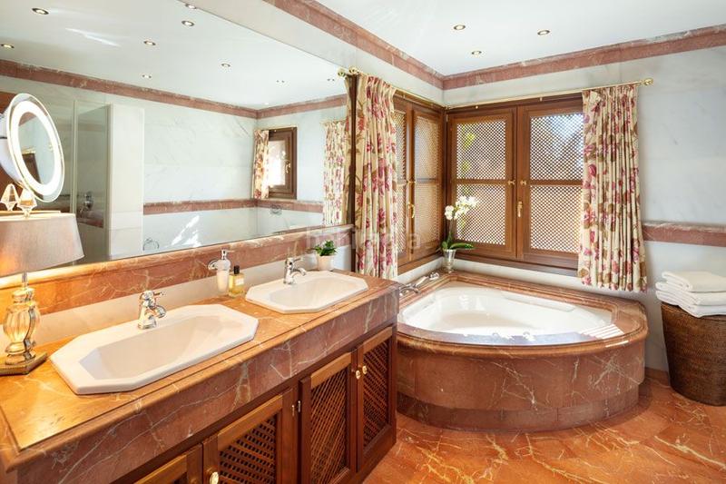 Foto 04523426-ee6a-46b9-95f5-7c2c5e1ca438. Casa amb aparcament piscina a lomas de Marbella club Marbella