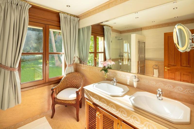 Foto 24e674da-d09c-4f4e-bbb7-3814aa11482f. Casa amb aparcament piscina a lomas de Marbella club Marbella