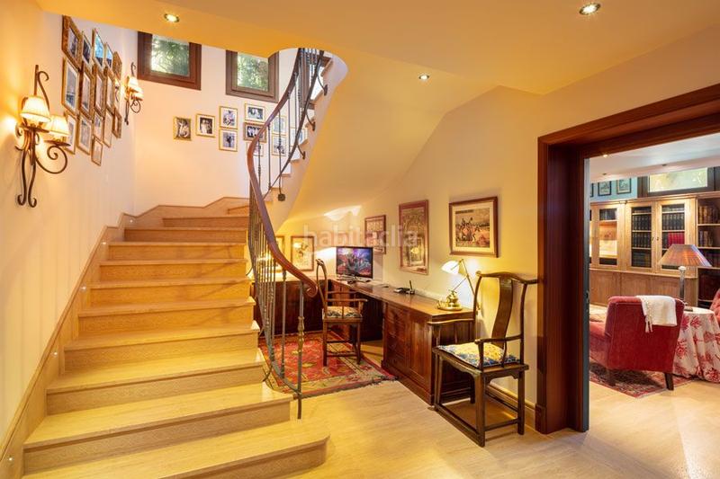 Foto 67b30ec2-6cc2-4b5a-8c94-c9d28353a059. Casa amb aparcament piscina a lomas de Marbella club Marbella